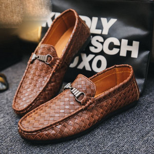 Jauns vīriešu mākslīgās ādas mokasīnu modelis ar metāla elementu