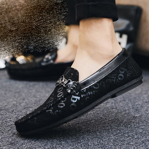 Jauns vīriešu mākslīgās ādas mokasīnu modelis ar metāla elementu