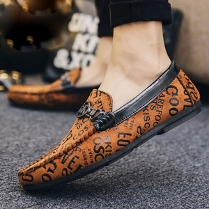 Jauns vīriešu mākslīgās ādas mokasīnu modelis ar metāla elementu