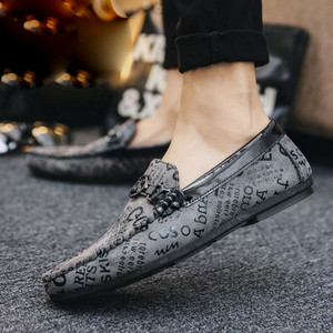 Jauns vīriešu mākslīgās ādas mokasīnu modelis ar metāla elementu