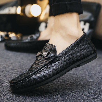 Jauns vīriešu mākslīgās ādas mokasīnu modelis ar metāla elementu