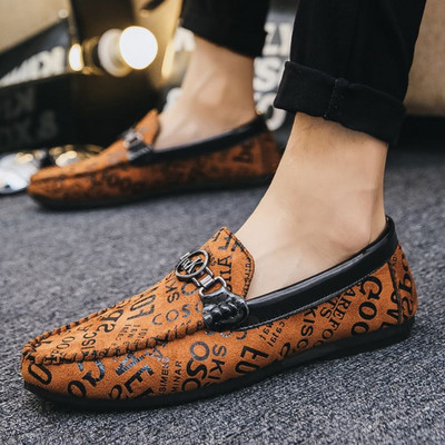 Jauns vīriešu mākslīgās ādas mokasīnu modelis ar metāla elementu