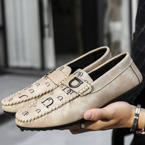 Jauns vīriešu mākslīgās ādas mokasīnu modelis ar metāla elementu