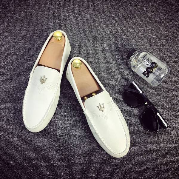 Jauns vīriešu mākslīgās ādas mokasīnu modelis ar metāla elementu