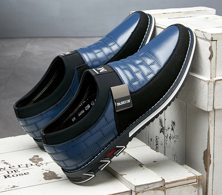 Vīriešu mokasīni no eko ādas un zamšādas ar metāla elementu un emblēmu