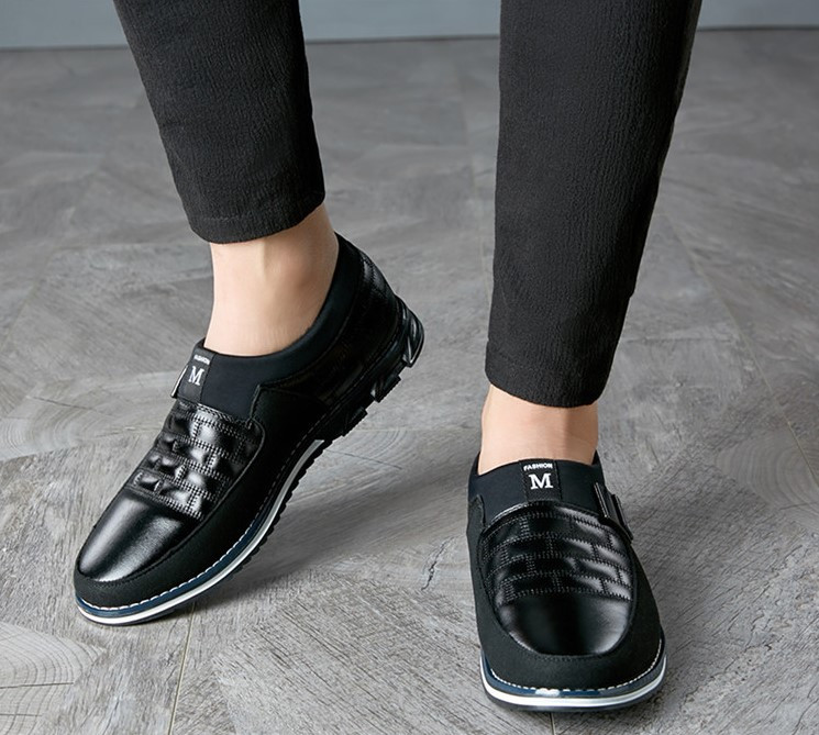 Vīriešu mokasīni no eko ādas un zamšādas ar metāla elementu un emblēmu