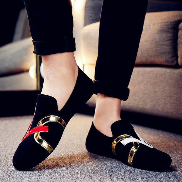 Vīriešu aktuāli mokasīni ar plakanu zoli un izšuvumu