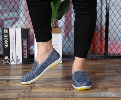 Vīriešu mokasīnu noapaļots modelis ar plakanu zoli