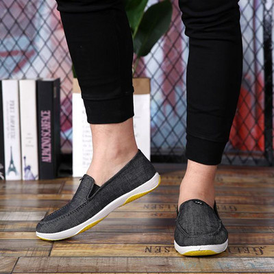 Vīriešu mokasīnu noapaļots modelis ar plakanu zoli