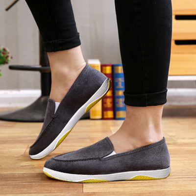 Vīriešu mokasīnu noapaļots modelis ar plakanu zoli