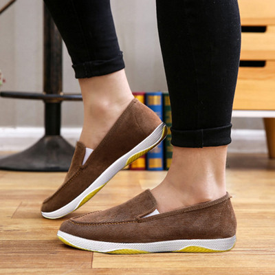 Vīriešu mokasīnu noapaļots modelis ar plakanu zoli