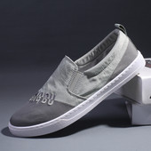 Aktuāli vīriešu mokasīni ar izšūtu uzrakstu