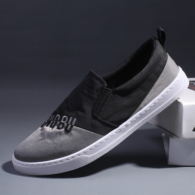 Aktuāli vīriešu mokasīni ar izšūtu uzrakstu