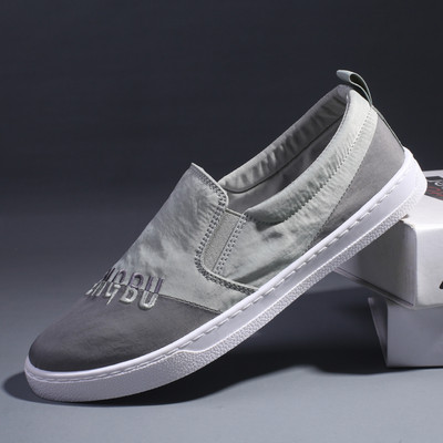 Aktuāli vīriešu mokasīni ar izšūtu uzrakstu