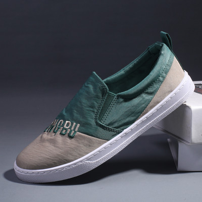 Aktuāli vīriešu mokasīni ar izšūtu uzrakstu