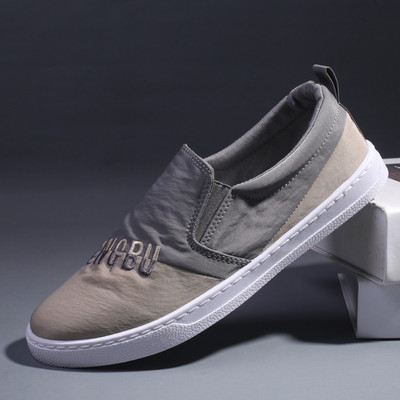 Aktuāli vīriešu mokasīni ar izšūtu uzrakstu