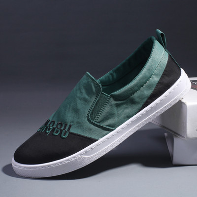 Aktuāli vīriešu mokasīni ar izšūtu uzrakstu