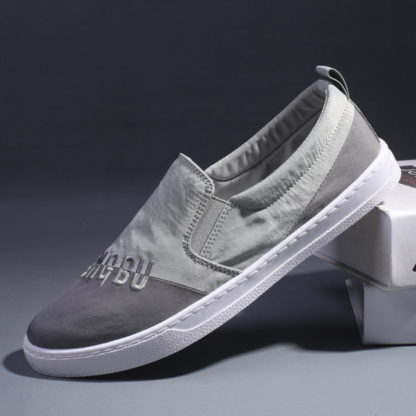 Aktuāli vīriešu mokasīni ar izšūtu uzrakstu