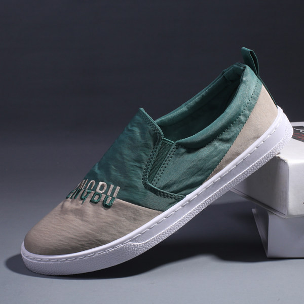 Aktuāli vīriešu mokasīni ar izšūtu uzrakstu