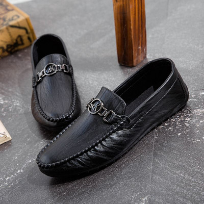 Jauns vīriešu ādas mokasīnu modelis ar metāla elementu - vairākas krāsas