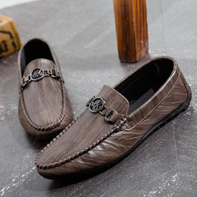 Jauns vīriešu ādas mokasīnu modelis ar metāla elementu - vairākas krāsas