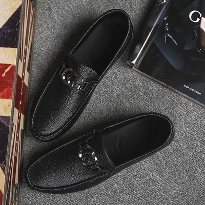 Jauns vīriešu ādas mokasīnu modelis ar metāla elementu - vairākas krāsas