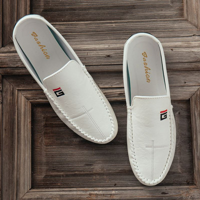 Jauns vīriešu ādas mokasīnu modelis ar metāla elementu - vairākas krāsas