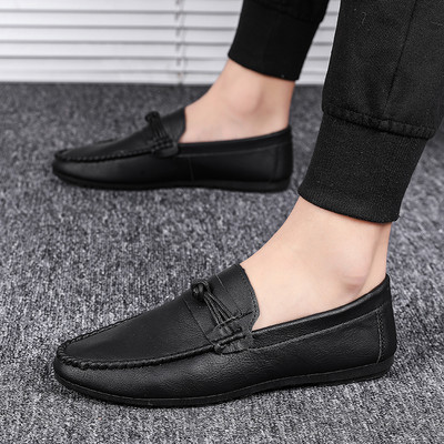 Μοντέρνά ανδρικά μοκασίνια με επίπεδη σόλα καθαρό μοντέλο