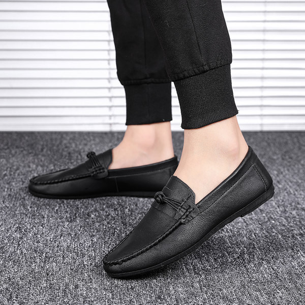 Μοντέρνά ανδρικά μοκασίνια με επίπεδη σόλα καθαρό μοντέλο