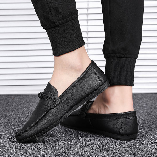 Μοντέρνά ανδρικά μοκασίνια με επίπεδη σόλα καθαρό μοντέλο