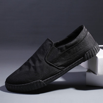 Jauns elpojošu mokasīnu modelis ar plakanu zoli