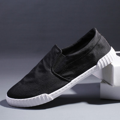 Jauns elpojošu mokasīnu modelis ar plakanu zoli