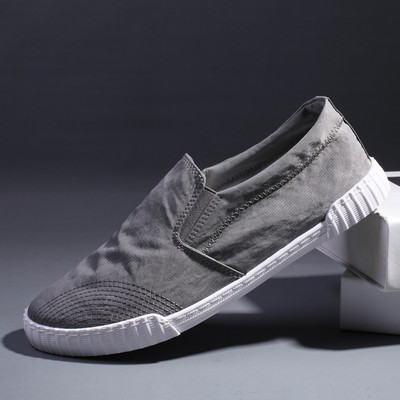 Jauns elpojošu mokasīnu modelis ar plakanu zoli