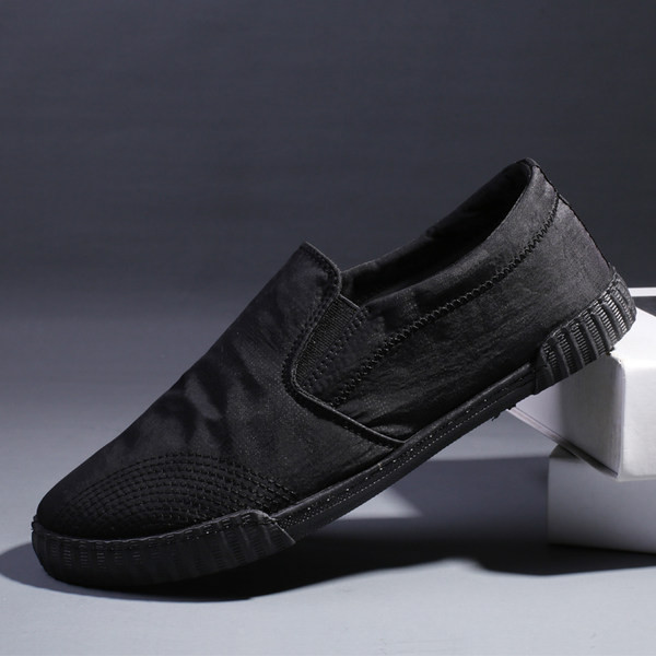 Jauns elpojošu mokasīnu modelis ar plakanu zoli