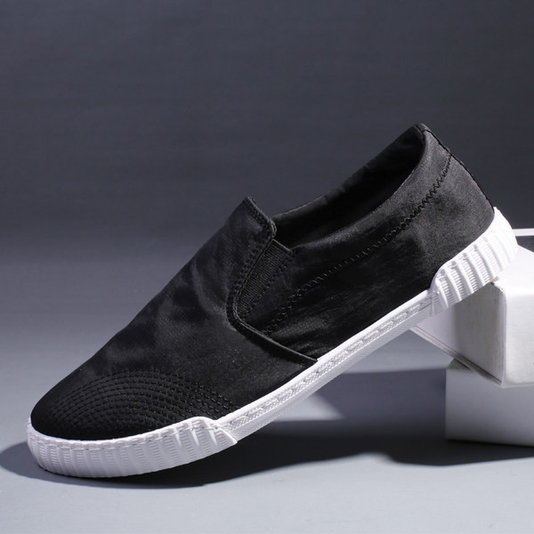 Jauns elpojošu mokasīnu modelis ar plakanu zoli