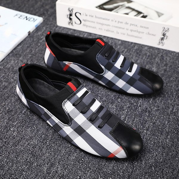 Mūsdienīgi vīriešu mokasīni ar rakstu un mežģīnēm