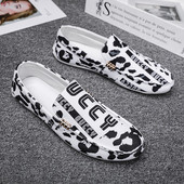 Aktuāli vīriešu mokasīni ar plakanu zoli un uzrakstu