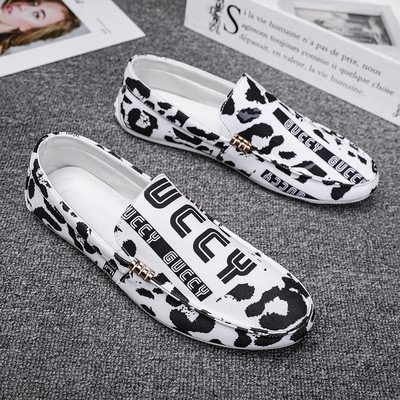 Aktuāli vīriešu mokasīni ar plakanu zoli un uzrakstu