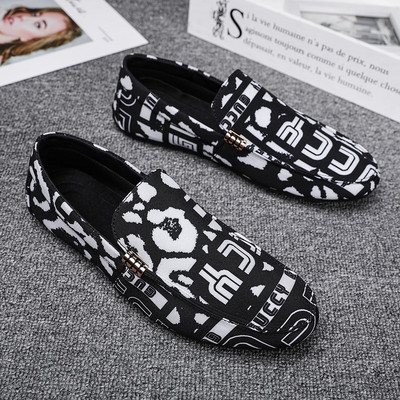 Aktuāli vīriešu mokasīni ar plakanu zoli un uzrakstu