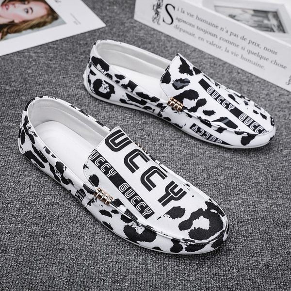 Aktuāli vīriešu mokasīni ar plakanu zoli un uzrakstu