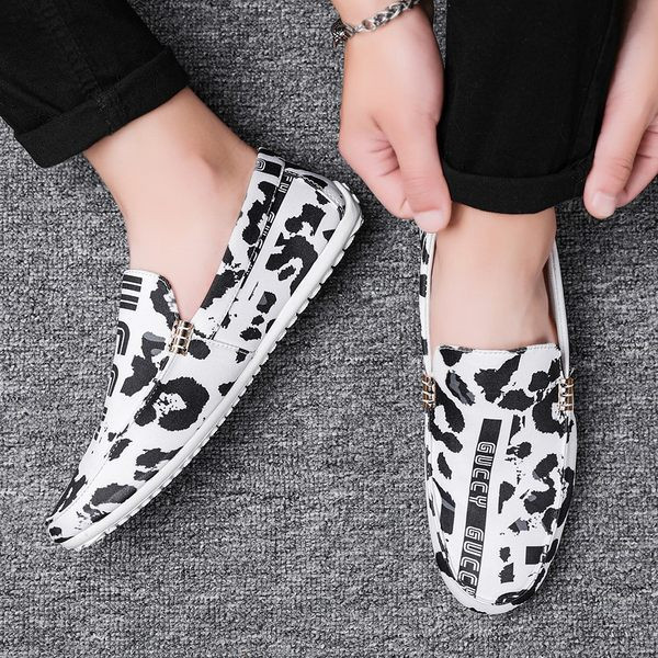 Aktuāli vīriešu mokasīni ar plakanu zoli un uzrakstu