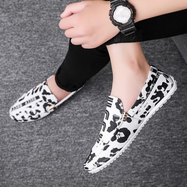 Aktuāli vīriešu mokasīni ar plakanu zoli un uzrakstu