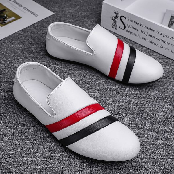 Mūsdienīgi vīriešu mokasīni no mākslīgās ādas ar plakanu zoli