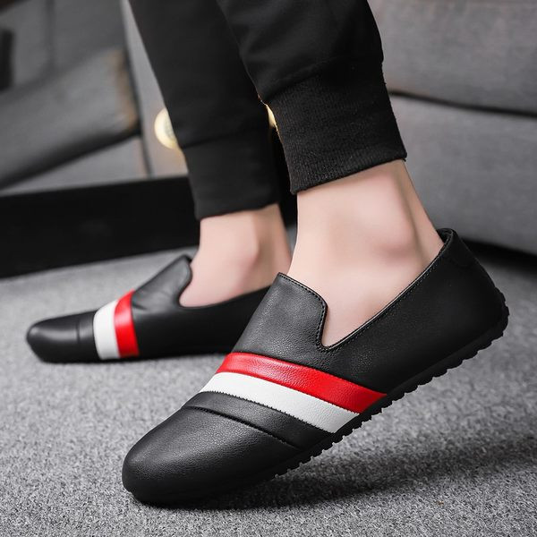 Mūsdienīgi vīriešu mokasīni no mākslīgās ādas ar plakanu zoli