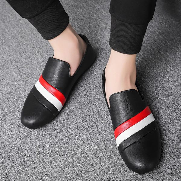 Mūsdienīgi vīriešu mokasīni no mākslīgās ādas ar plakanu zoli