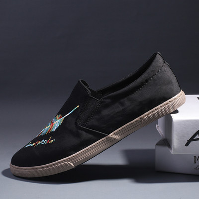 Mūsdienīgi vīriešu mokasīni ar spalvu izšuvumu