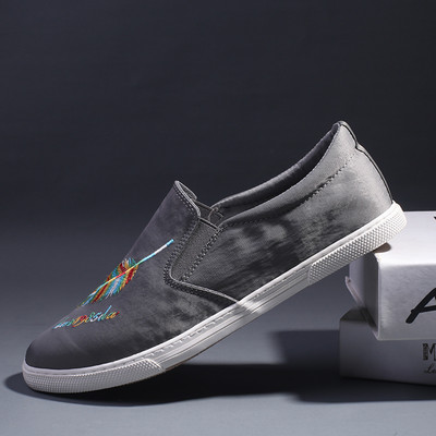 Mūsdienīgi vīriešu mokasīni ar spalvu izšuvumu