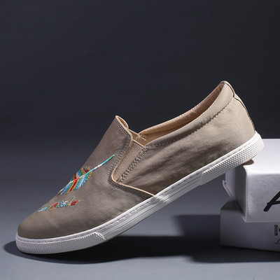 Mūsdienīgi vīriešu mokasīni ar spalvu izšuvumu
