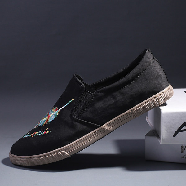 Mūsdienīgi vīriešu mokasīni ar spalvu izšuvumu