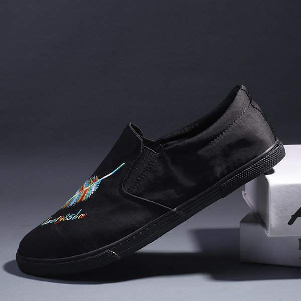 Mūsdienīgi vīriešu mokasīni ar spalvu izšuvumu